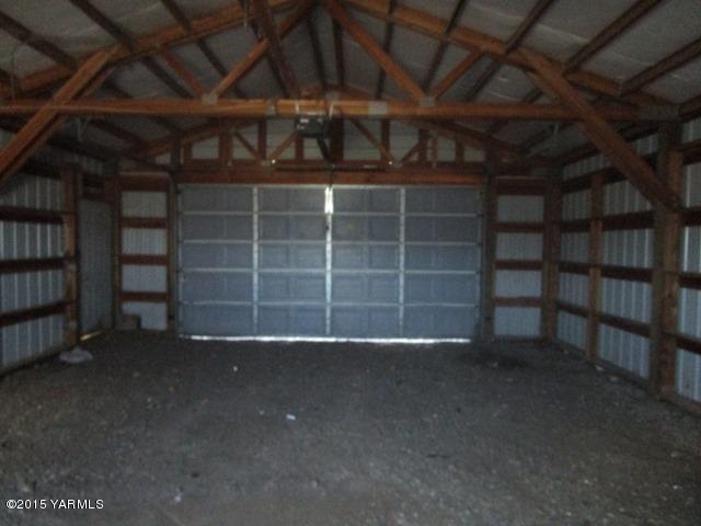 184 West Huntzinger Road Selah, WA 98942 - Photo 30 of 44 561-837253-interior of garage view 2