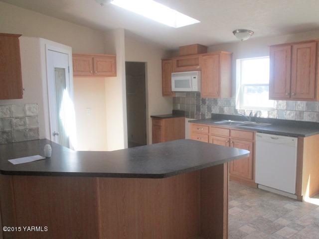 184 West Huntzinger Road Selah, WA 98942 - Photo 32 of 44 561-837253-kitchen view 1