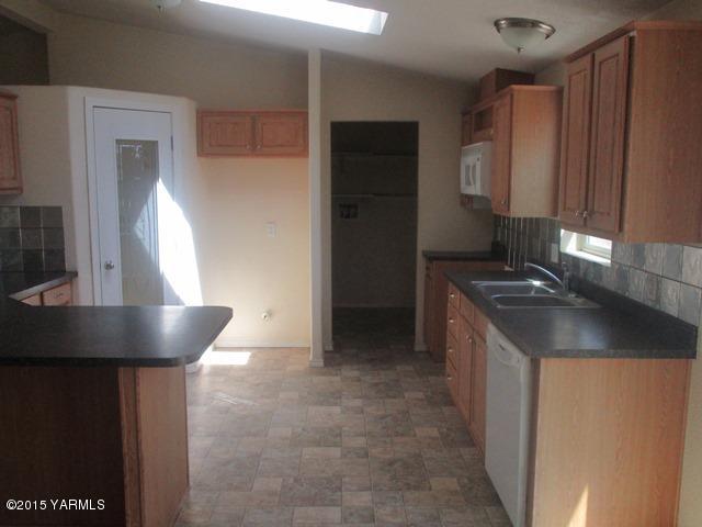 184 West Huntzinger Road Selah, WA 98942 - Photo 33 of 44 561-837253-kitchen view 2