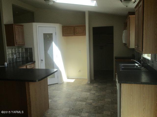 184 West Huntzinger Road Selah, WA 98942 - Photo 34 of 44 561-837253-kitchen view 3