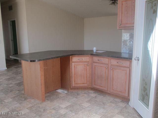 184 West Huntzinger Road Selah, WA 98942 - Photo 35 of 44 561-837253-kitchen view 4