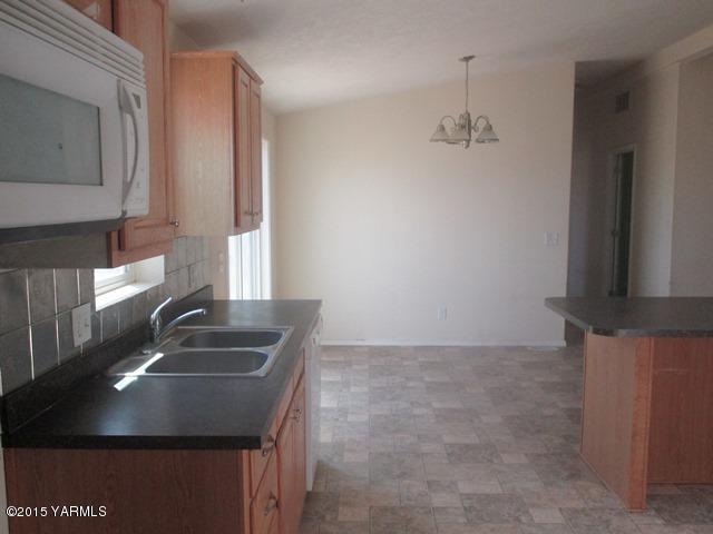 184 West Huntzinger Road Selah, WA 98942 - Photo 36 of 44 561-837253-kitchen with dining room