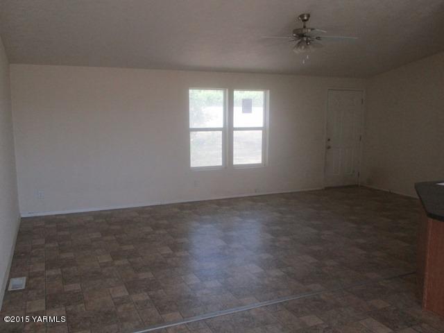 184 West Huntzinger Road Selah, WA 98942 - Photo 37 of 44 561-837253-Living room