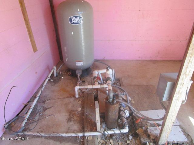 184 West Huntzinger Road Selah, WA 98942 - Photo 38 of 44 561-837253-plumbing in pump house