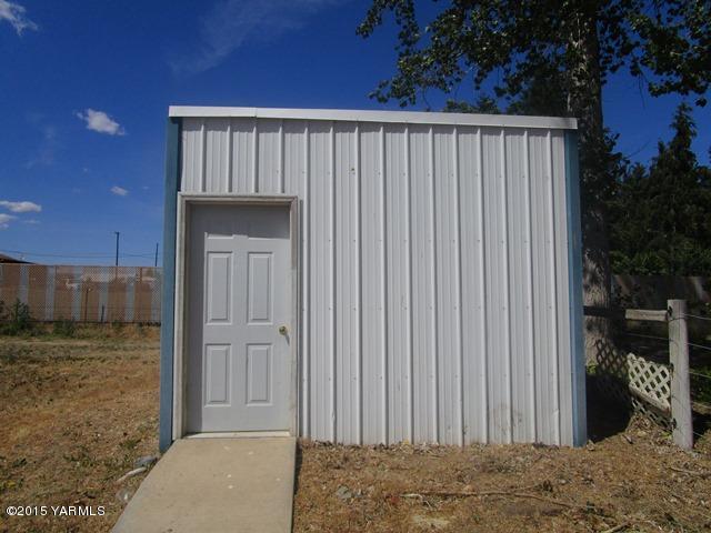 184 West Huntzinger Road Selah, WA 98942 - Photo 39 of 44 561-837253-pump house