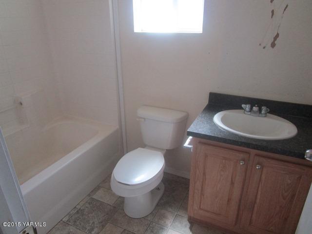 184 West Huntzinger Road Selah, WA 98942 - Photo 9 of 44 561-837253-bath 1