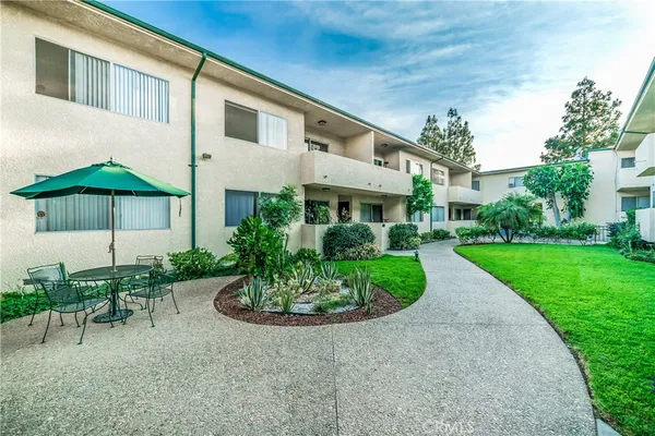 $379,900 | 5328 Newcastle Avenue, Unit 61, Encino, CA 91316