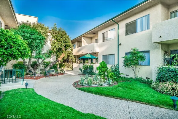 $379,900 | 5328 Newcastle Avenue, Unit 61, Encino, CA 91316