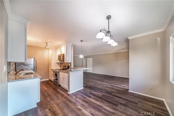 $379,900 | 5328 Newcastle Avenue, Unit 61, Encino, CA 91316