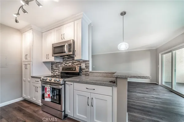 $379,900 | 5328 Newcastle Avenue, Unit 61, Encino, CA 91316