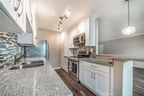 $379,900 | 5328 Newcastle Avenue, Unit 61, Encino, CA 91316