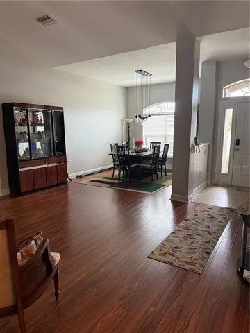 a view of a back yard