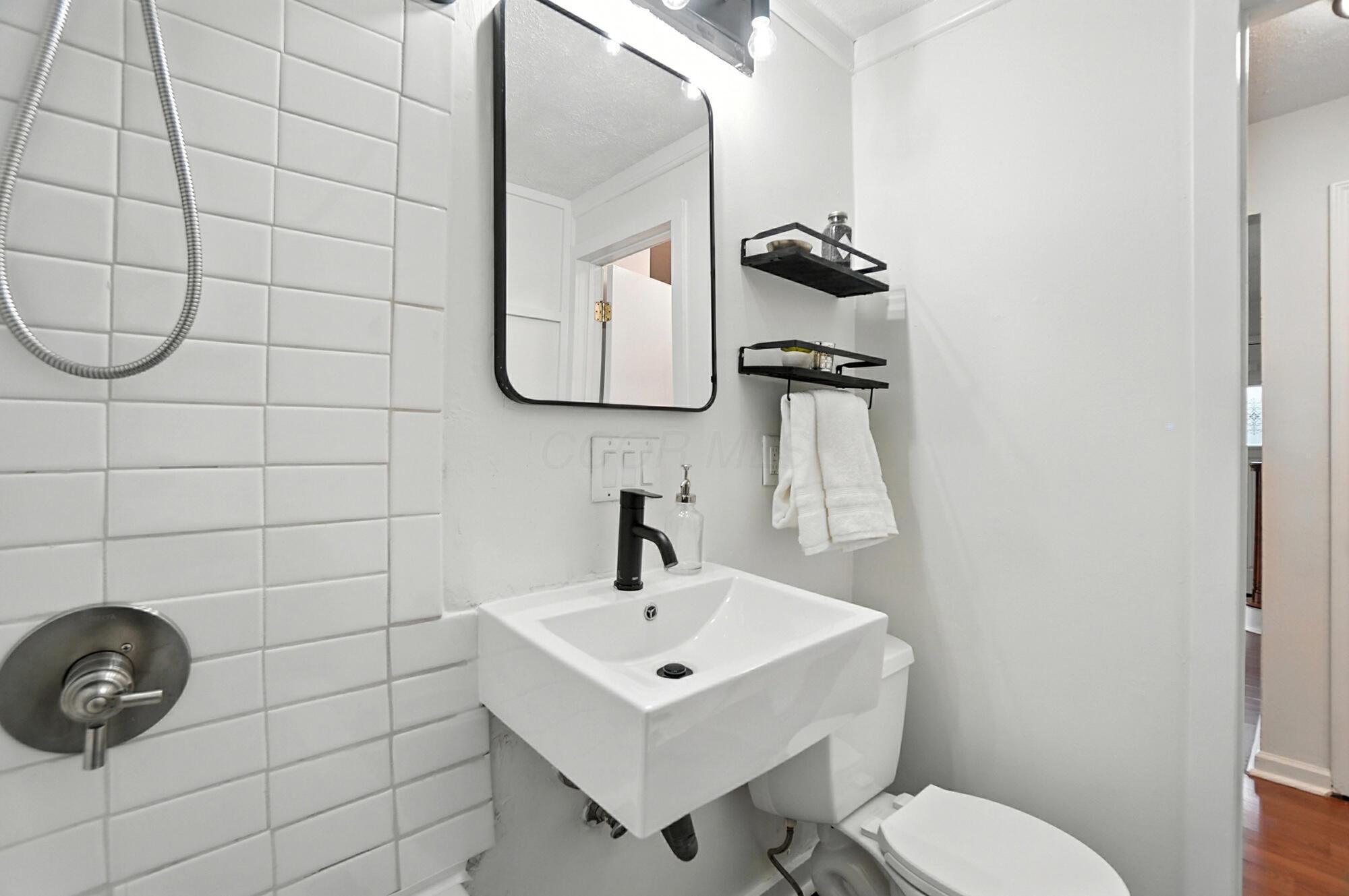 905 Kinnear Road Columbus, OH 43212 - Photo 22 of 67 First Floor Full Bath