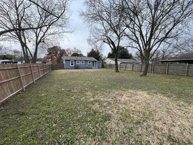 a view of a yard with a house