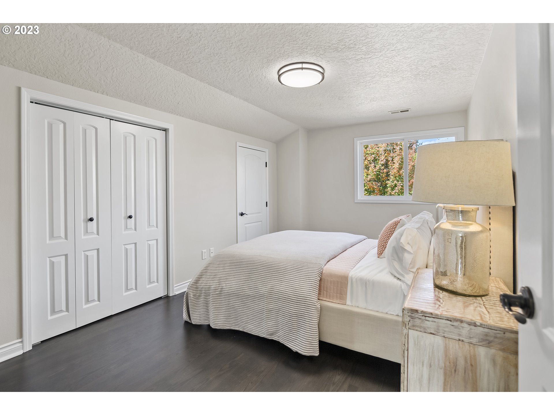 23918 Northwest Meuller Road Ridgefield, WA 98642 - Photo 23 of 32 a bed room with a bed