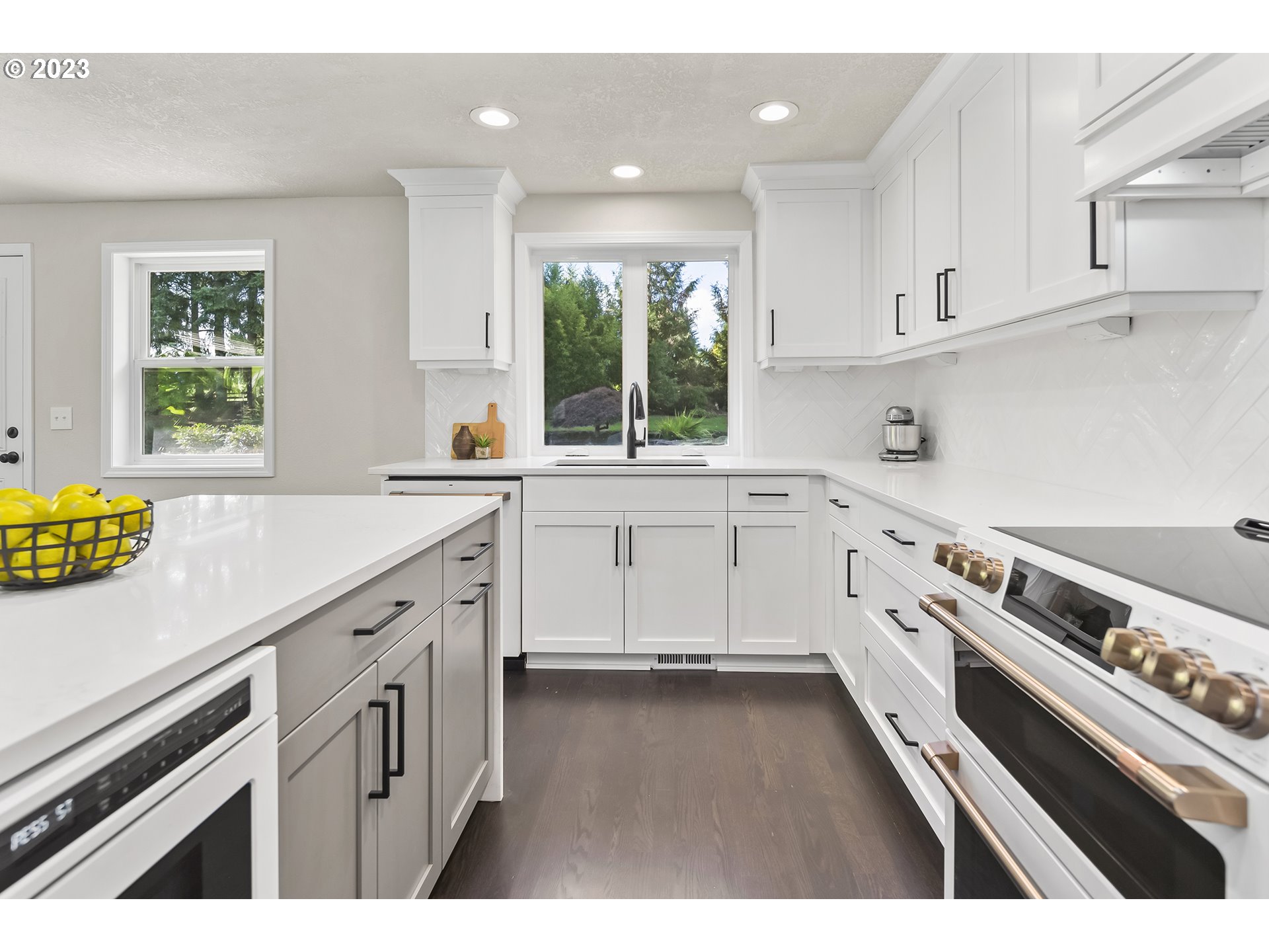 23918 Northwest Meuller Road Ridgefield, WA 98642 - Photo 6 of 32 a kitchen with a sink stove and cabinets