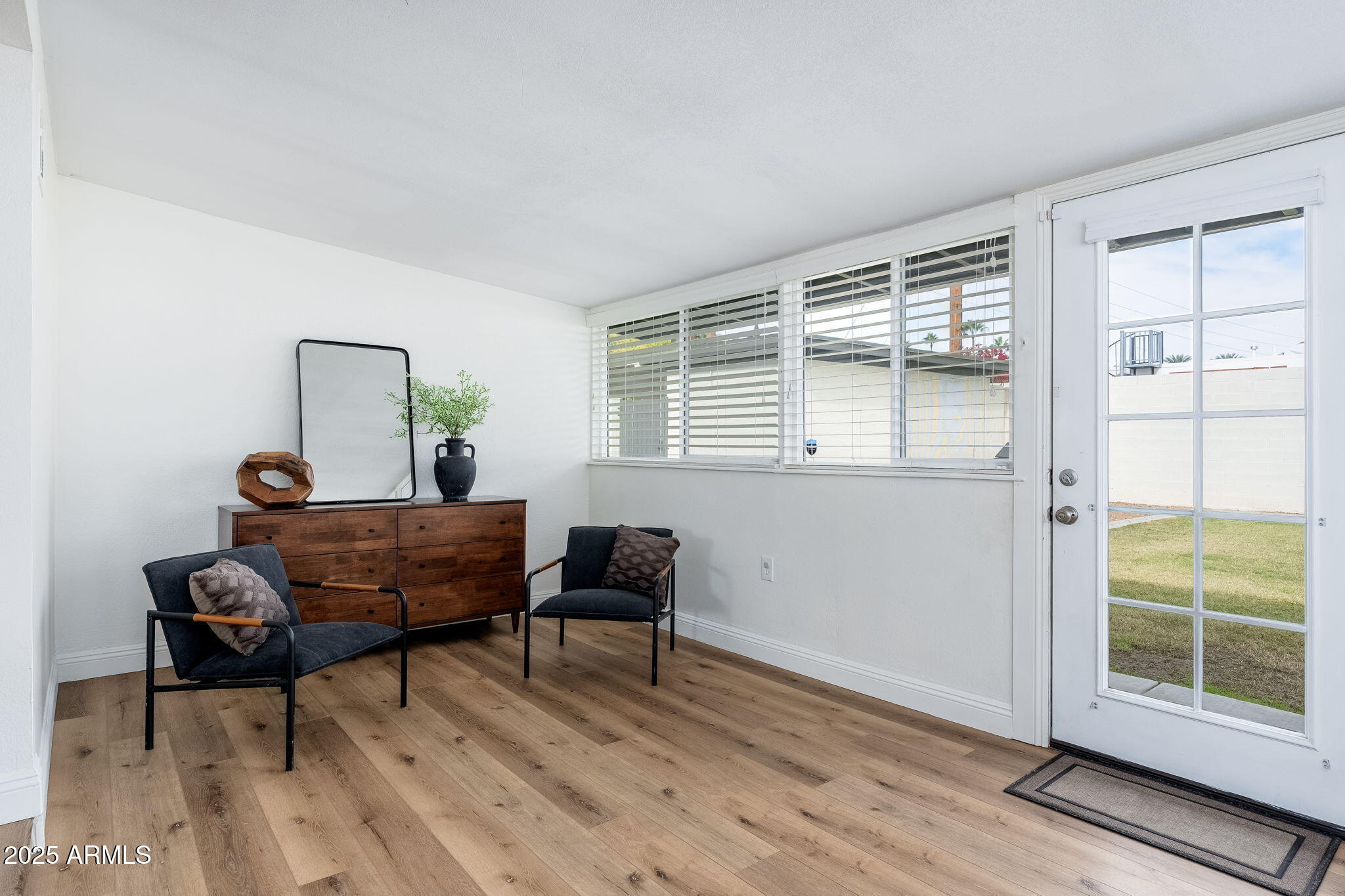 3002 East Whitton Avenue Phoenix, AZ 85016 - Photo 7 of 32 a living room with furniture and a window