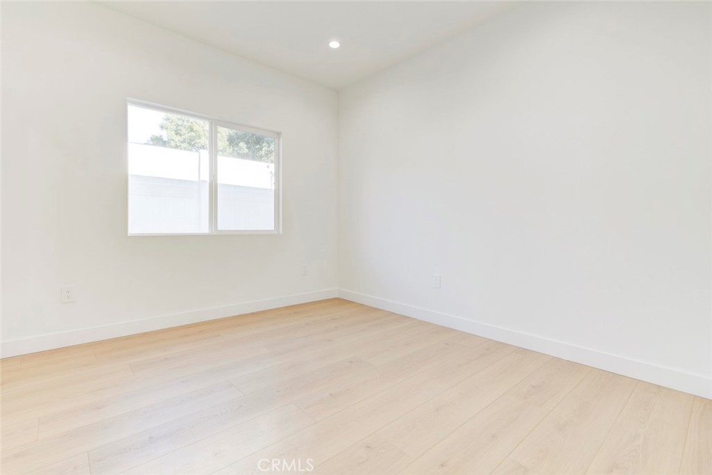 2240 North Keystone Street Burbank, CA 91504 - Photo 13 of 24 an empty room with a window