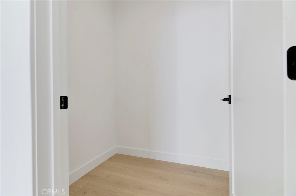 2240 North Keystone Street Burbank, CA 91504 - Photo 19 of 24 a view of small space