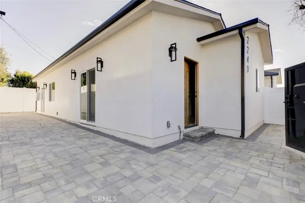 a view of a house with backyard