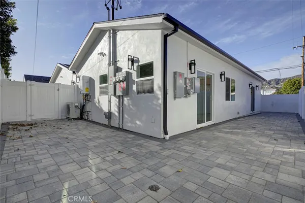 a view of a house with entryway and a yard