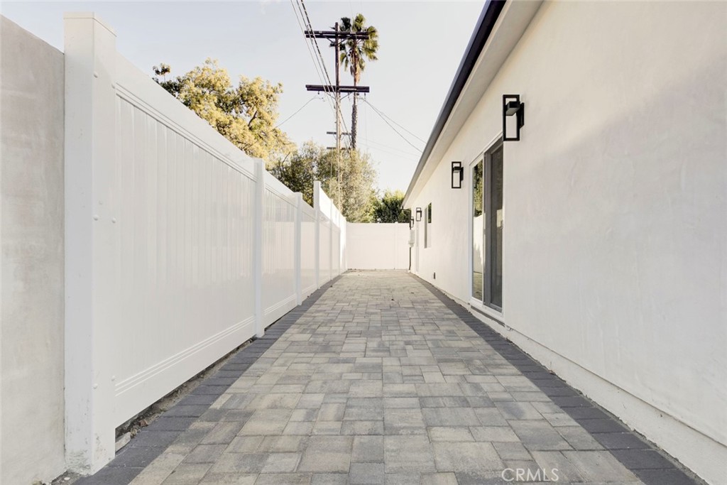 2240 North Keystone Street Burbank, CA 91504 - Photo 3 of 24 a view of a hallway with flower plants