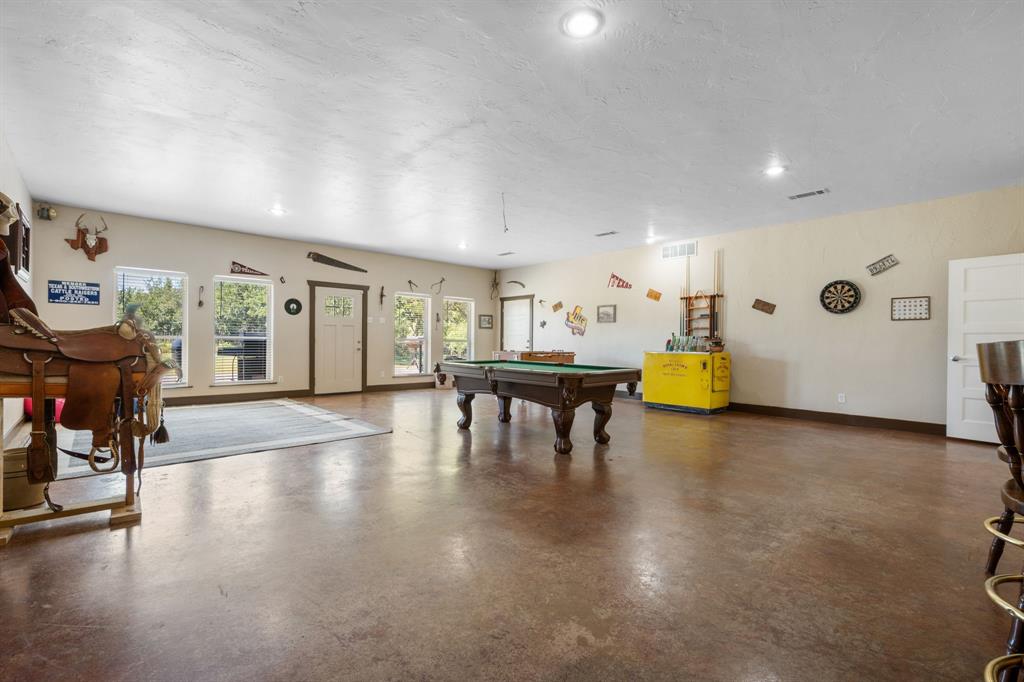 510 South Swanson Road Mineral Wells, TX 76067 - Photo 27 of 38 a living room with furniture and a table