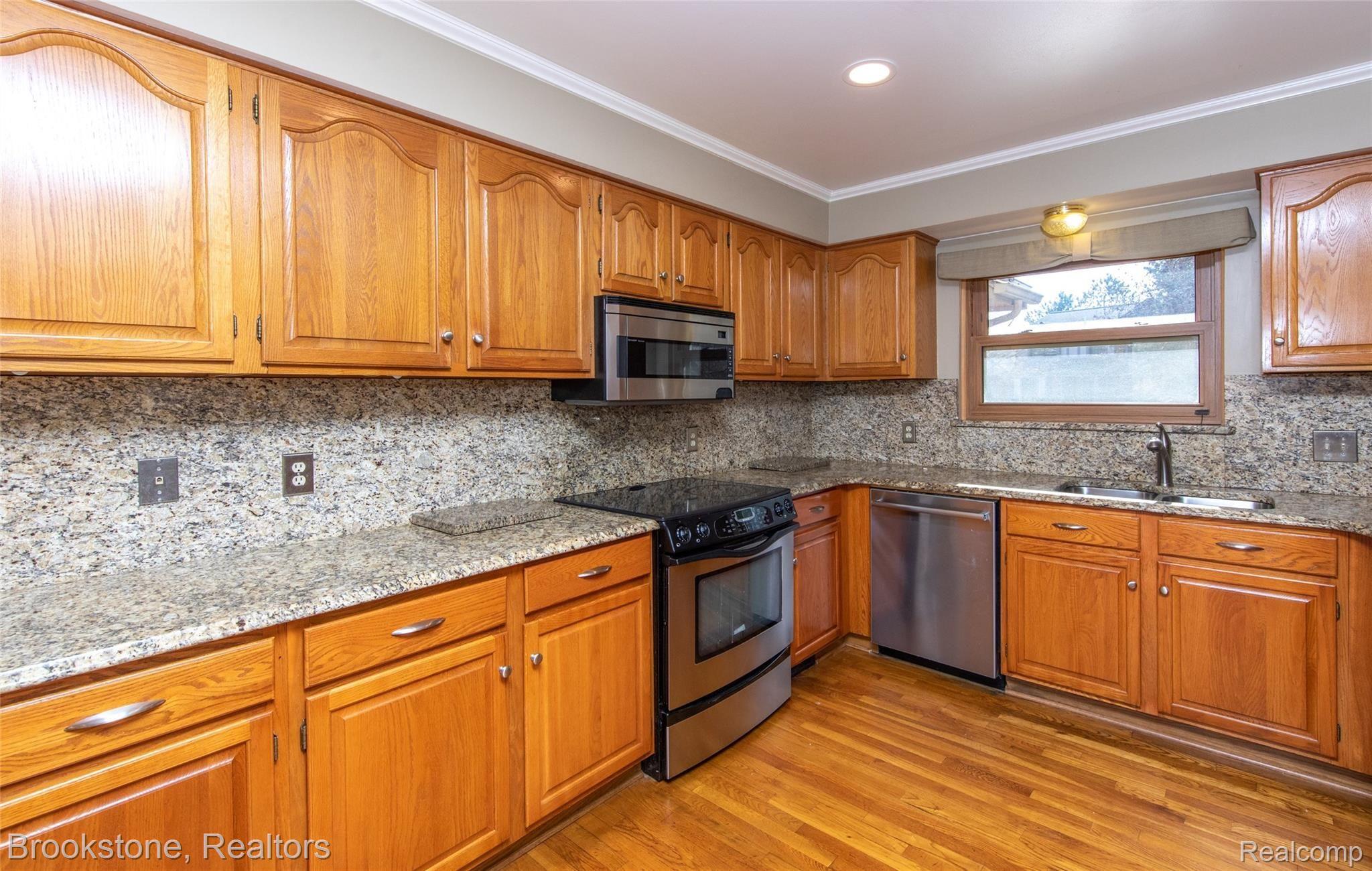 937 Ten Point Drive Rochester, MI 48309 - Photo 22 of 40 Kitchen w Granite counters and backsplash
