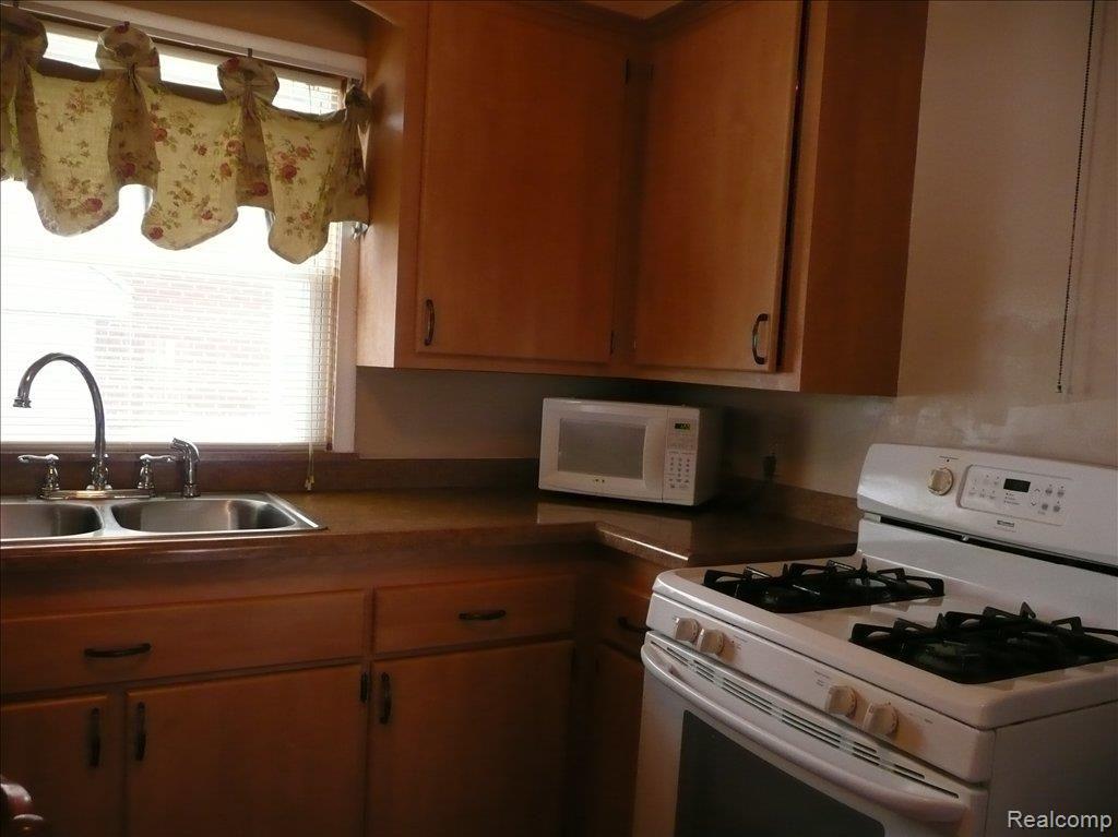 19459 Edinborough Road Detroit, MI 48219 - Photo 3 of 18 KITCHEN 2