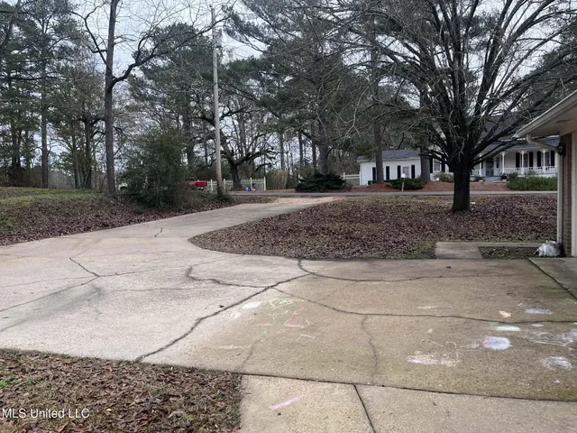 $220,000 | 811 North Maple Drive, D'Lo, MS 39044