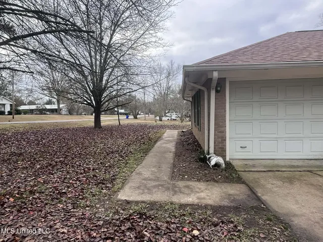 $220,000 | 811 North Maple Drive, D'Lo, MS 39044