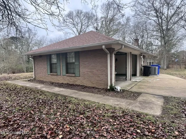 $220,000 | 811 North Maple Drive, D'Lo, MS 39044