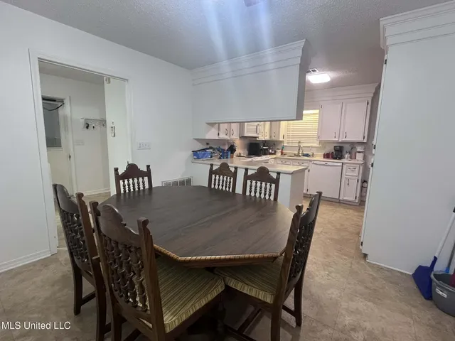 $220,000 | 811 North Maple Drive, D'Lo, MS 39044