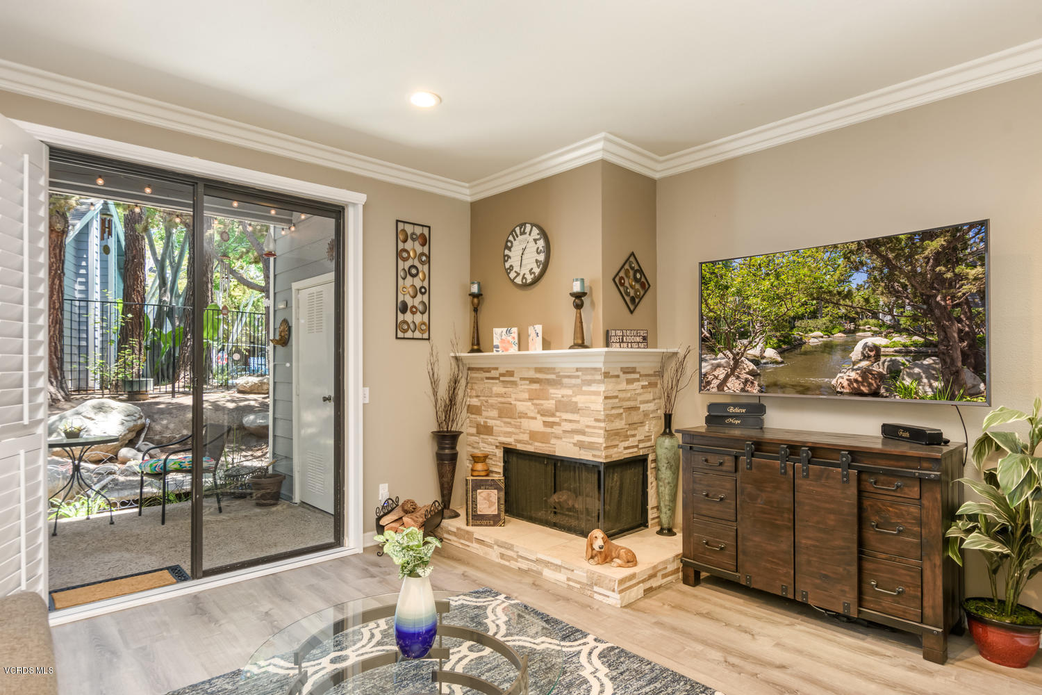 699 Arneill Road Camarillo, CA 93010 - Photo 4 of 33 Living Room