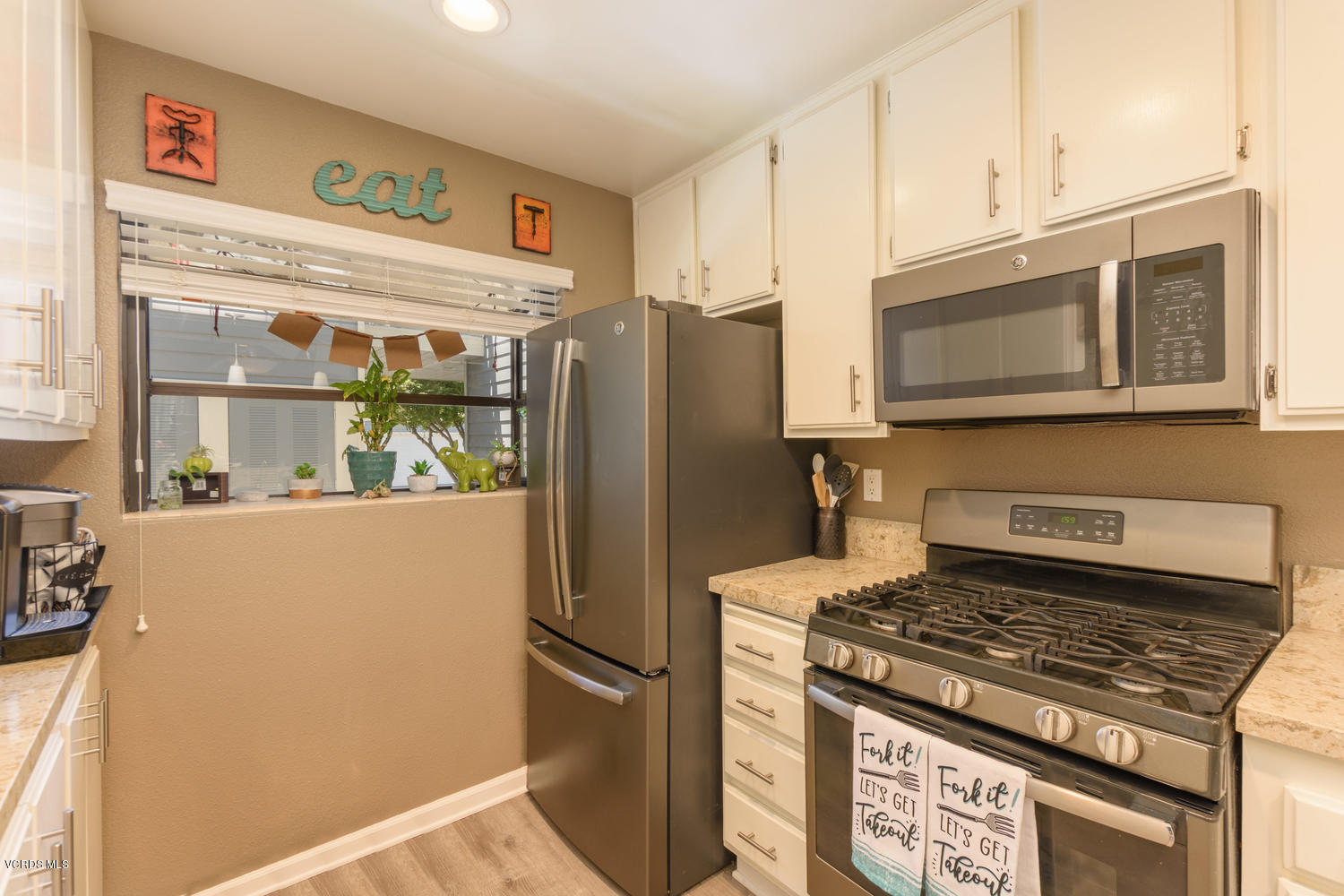 699 Arneill Road Camarillo, CA 93010 - Photo 9 of 33 Kitchen