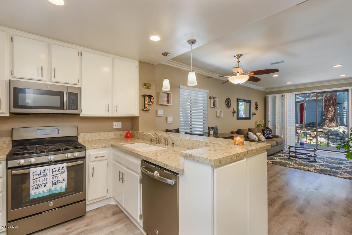 699 Arneill Road Camarillo, CA 93010 - Photo 10 of 33 Kitchen to Living room