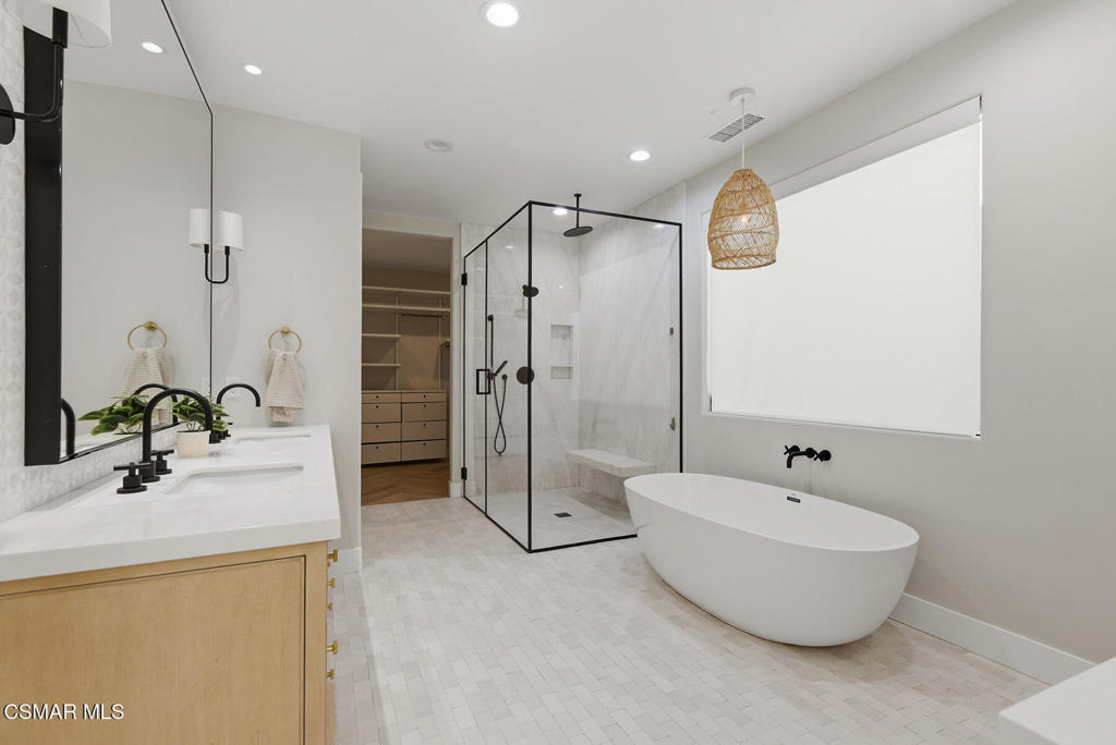 4630 Rio Bravo Court Moorpark, CA 93021 - Photo 19 of 43 a bathroom with a tub a sink and mirror