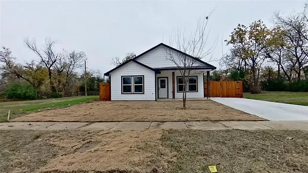 $2,100 | 1228 East Leuda Street, Fort Worth, TX 76104