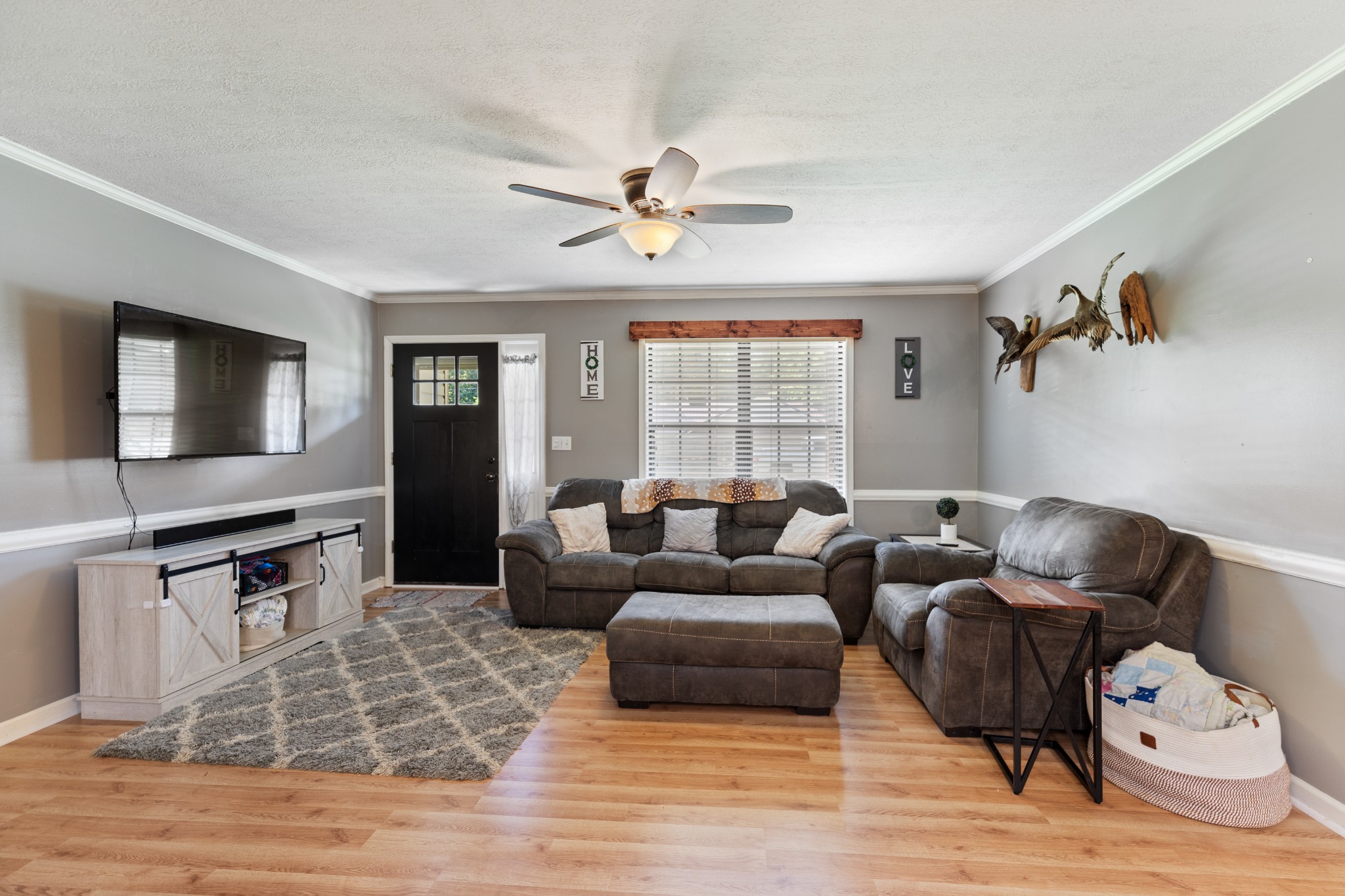 125 Oak Crest Drive Tennessee Ridge, TN 37178 - Photo 6 of 31 a living room with furniture and a flat screen tv