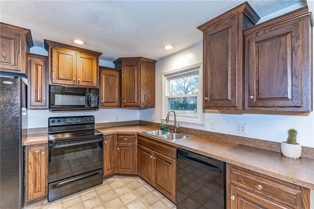 $320,000 | 12508 West 56th Street, Shawnee, KS 66216