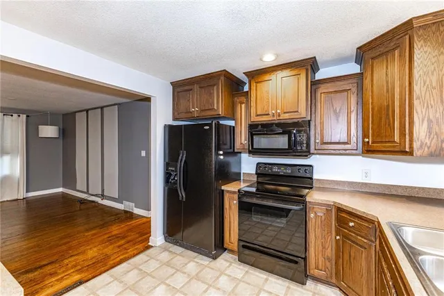 $320,000 | 12508 West 56th Street, Shawnee, KS 66216