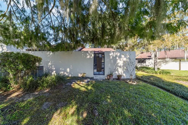 a view of a house with backyard