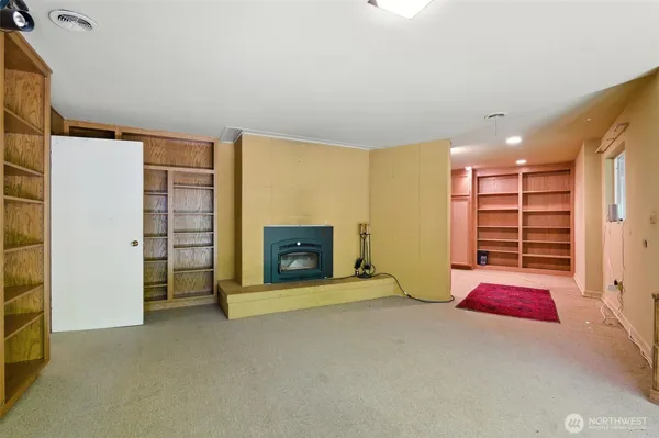 a view of livingroom with furniture