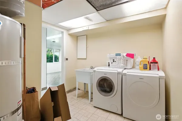 an empty room with closet and mirrors