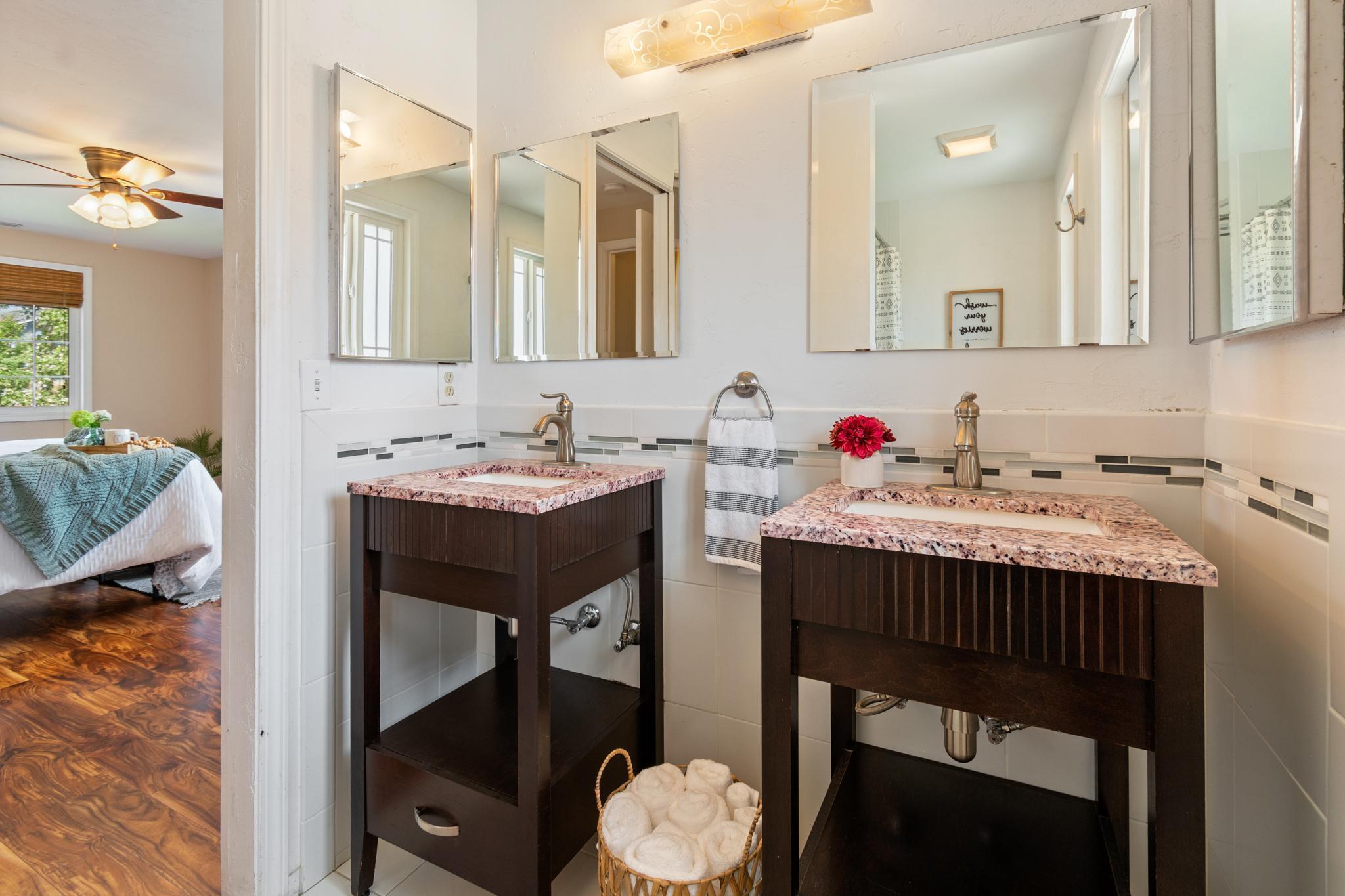 63262 Vogt Road Bend, OR 97701 - Photo 28 of 65 Primary Bathroom Vanities