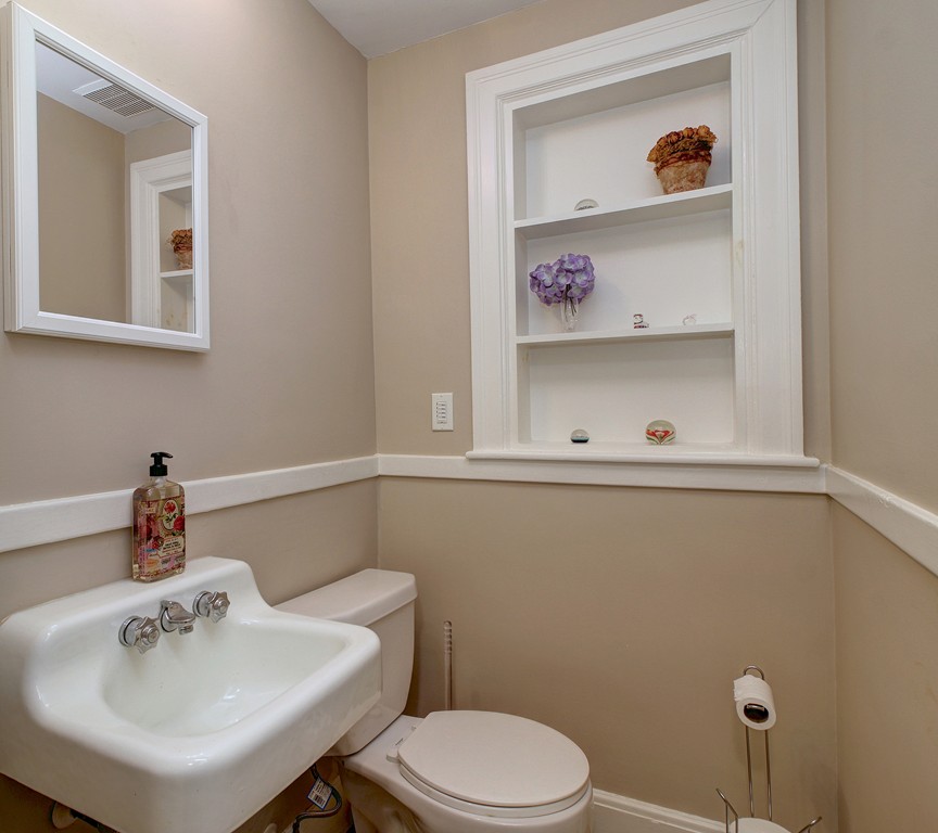 62 Roundwood Road Newton, MA 02464 - Photo 21 of 27 Gallery Image 21
