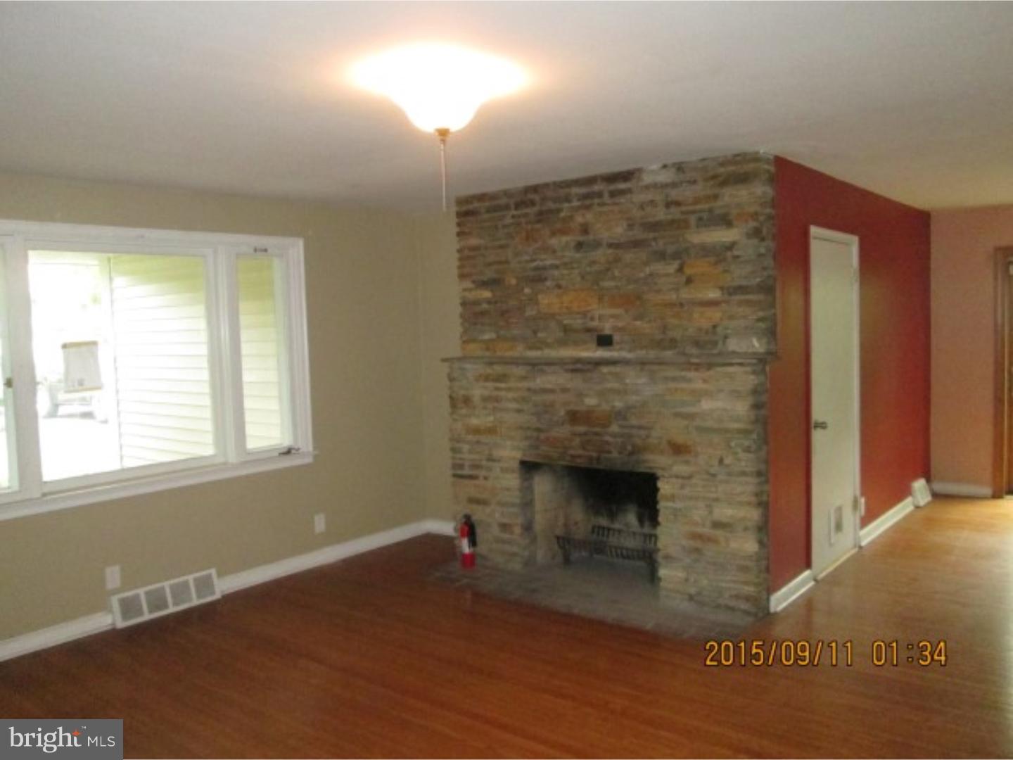 8009 Hammond Road Cheltenham, PA 19012 - Photo 5 of 12 Living Room