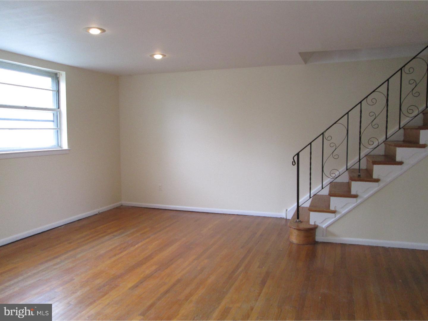 306 Ridgeway Place Philadelphia, PA 19116 - Photo 3 of 18 Living Room