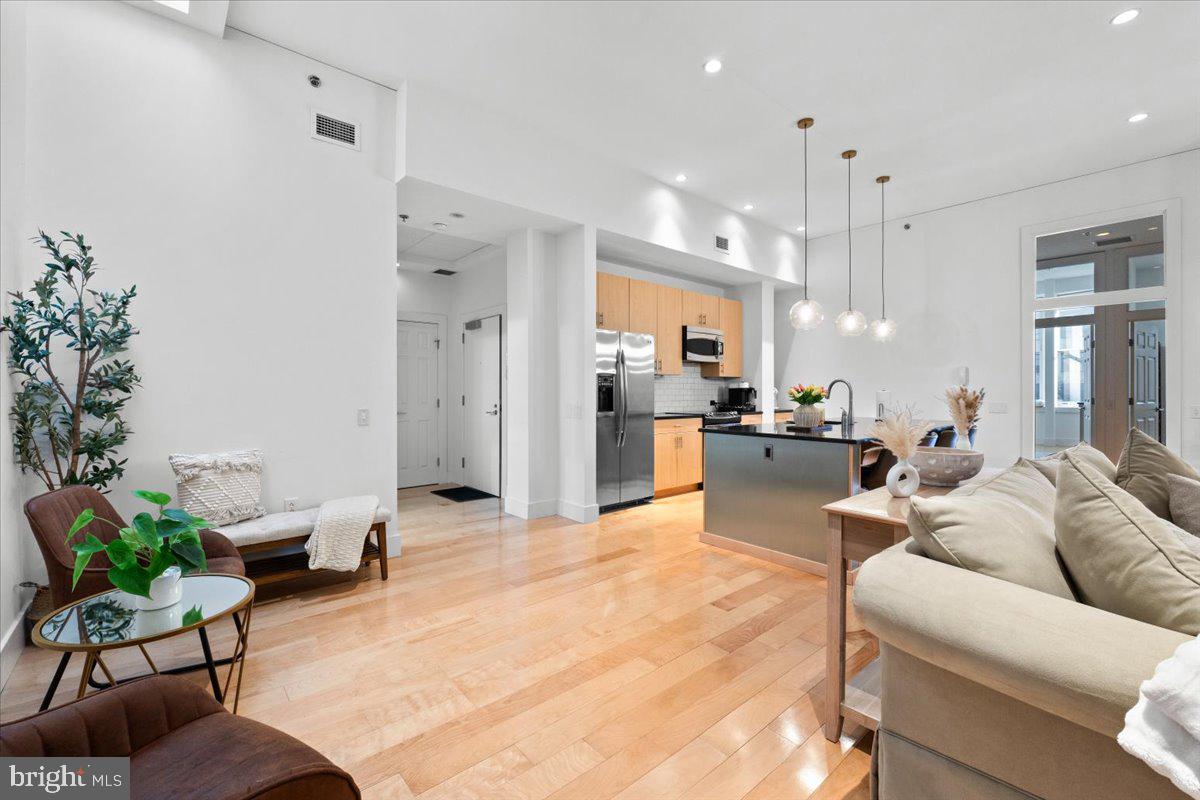 509 Bogart Place, Unit 202 Scranton, PA 18505 - Photo 5 of 43 Modern elegance in a bright space.