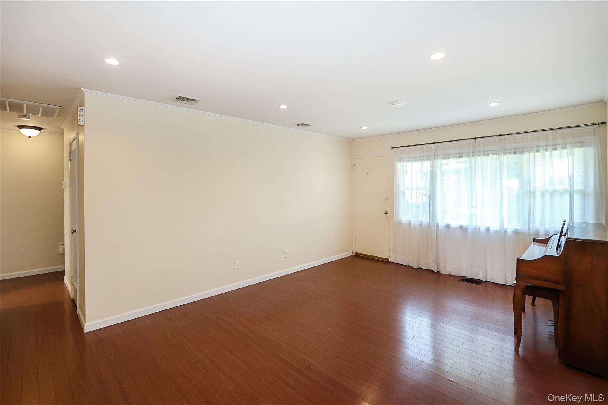12 Ronan Road Glen Cove, NY 11542 - Photo 5 of 32